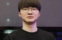 LOL比賽(sài)暂停长达3小时，选手打开直播看比賽(sài)，被官方禁賽(sài)处罚