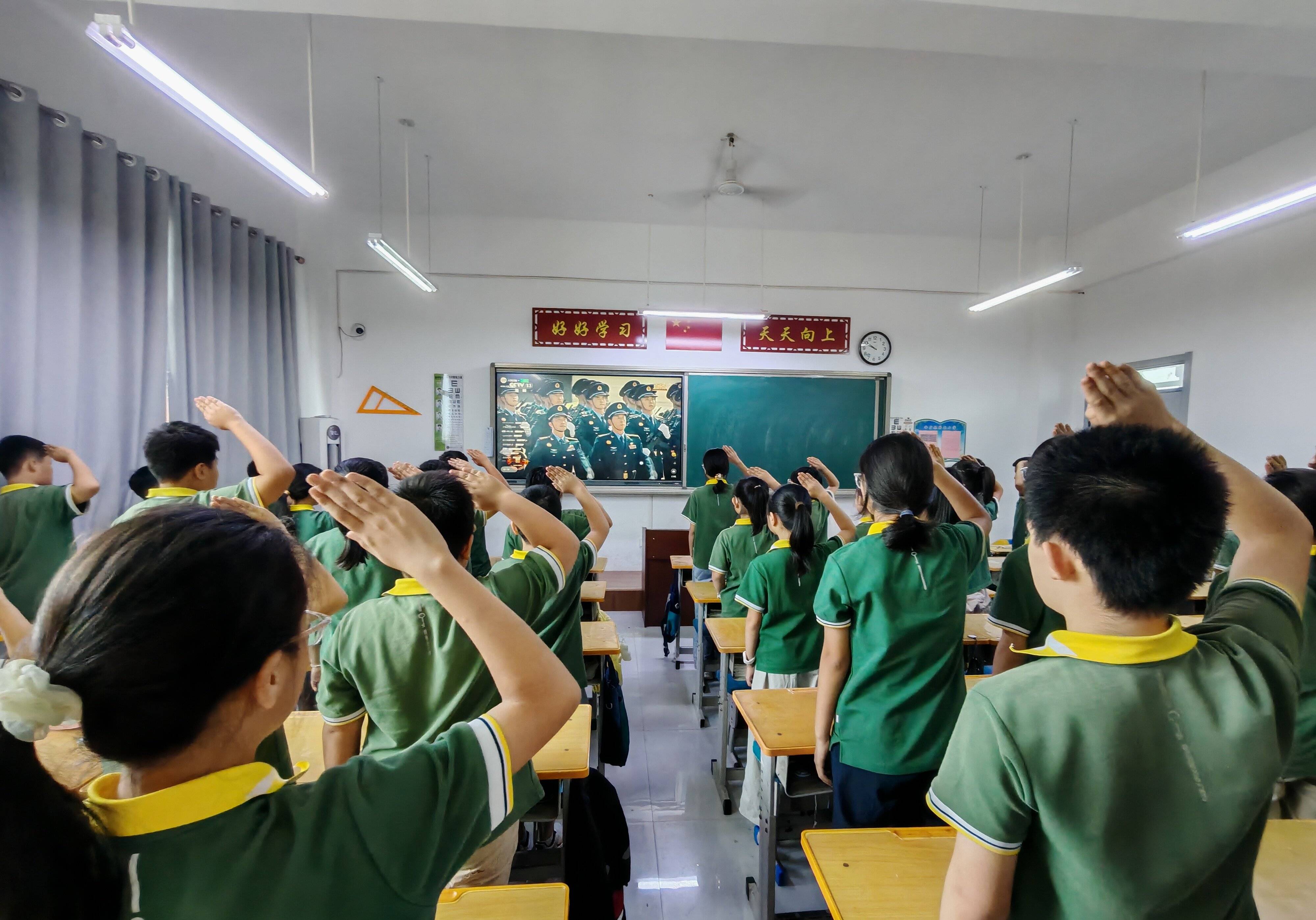 观阅兵盛典 燃爱国之心