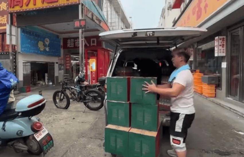 冠军选手退役后干起搬运工