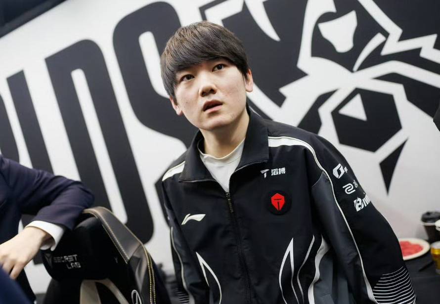 Jackeylove维护Kanavi引热议！再回应退役问题，Faker迎来坏消息