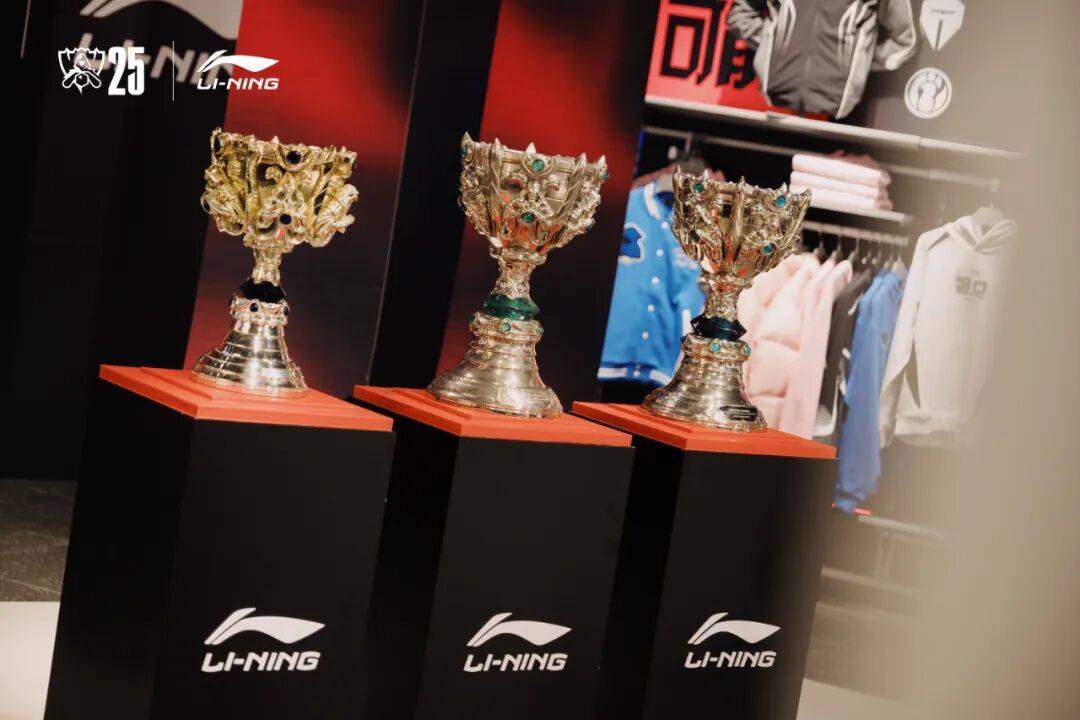 EDG x 李宁奖杯巡展活动开启，我们共同为LPL战队打call！